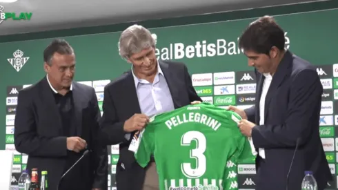 Manuel Pellegrini posando con la camiseta de Betis