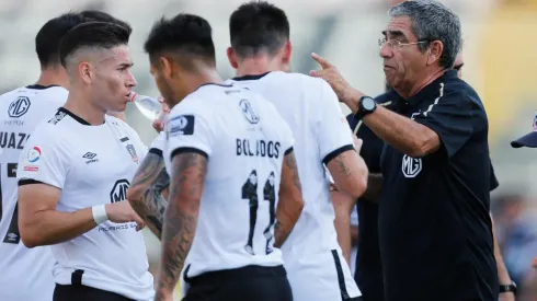 Gualberto Jara junto a sus dirigidos