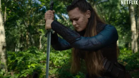 Katherine Langford se roba todos los adelantos de "Maldita".