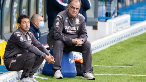 Diego Reyes junto a Marcelo Bielsa. El entrenador chileno tendrá su prueba más exigente en la Premier League.
