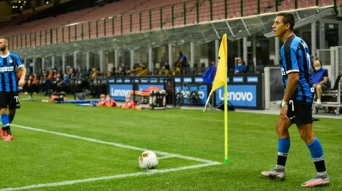 Alexis Sánchez le puso la pelota en la cabeza de De Vrij