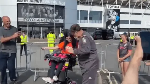 Marcelo Bielsa y un lindo momento con una fanática de Leeds