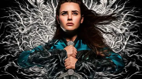 Katherine Langford es la protagonista absoluta de la nueva serie de Netflix, "Maldita".