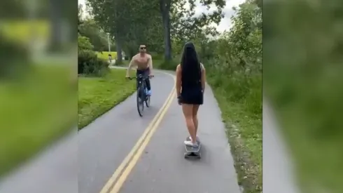 El momento exacto en que el agresor escupe a la mujer.