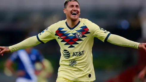 Nicolás Castillo posó con la nueva indumentaria del América