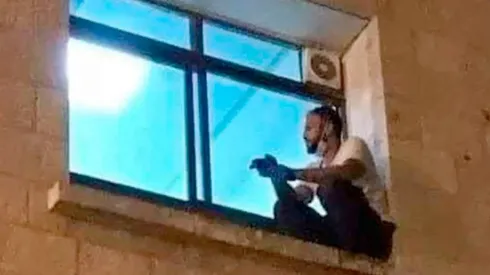 Hombre escaló un hospital para despedir a su madre que murió de coronavirus