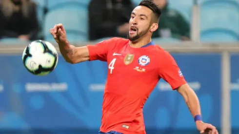 El defensor chileno está entrenando en España, donde espera definir pronto su futuro.