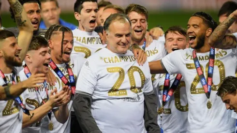 Marcelo Bielsa celebrando el ascenso con Leeds United