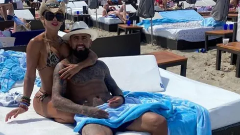 Arturo Vidal junto a Sonia Isaza en la playa