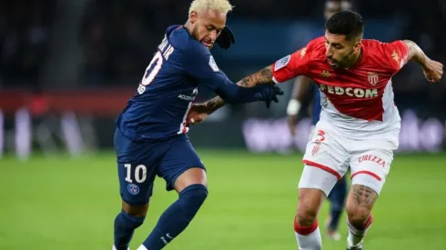 Guillermo Maripán marcando a Neymar en Francia