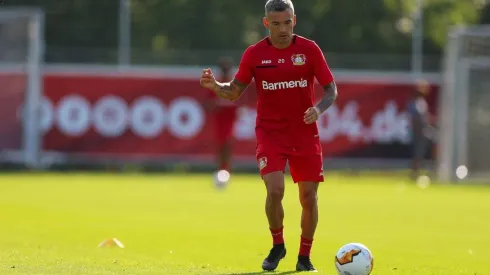 Charles Aránguiz entrena pensando en Europa League con nuevo look
