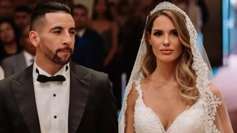 Mauricio Isla y Gala Caldirola en su matrimonio