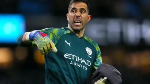 Claudio Bravo respondió con todo a twitero que cuestionó su rendimiento en el City