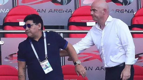 Maradona junto al presidente de la FIFA