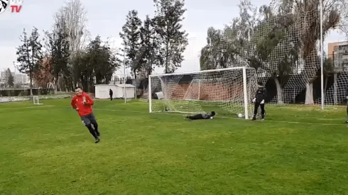 El gol de Paredes en la práctica de Colo Colo.