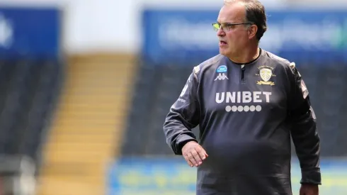 Marcelo Bielsa en la banca del Leeds United