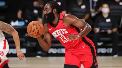 El escolta de los Rockets debió usar un incómodo barbijo para cubrir su frondosa barba.