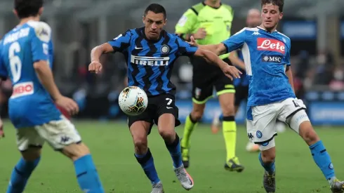 Alexis e Inter, con nueva camiseta, frente al Napoli.