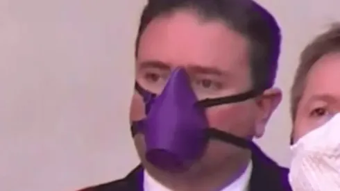 Christian Pino se lució con su mascarilla en la transmisión del cambio de gabinete.