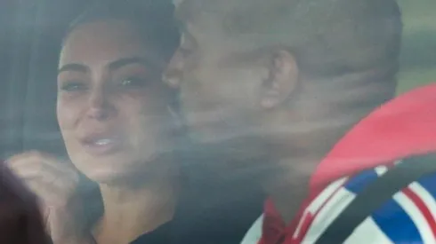 Kim Kardashian y Kanye West en medio de su pelea este lunes.