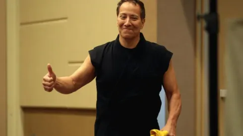 Daniel Pesina saluda a los finalistas del Torneo de Mortal Kombat