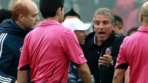 Omar Labruna discute con Jorge Sampaoli en el clásico de 2012