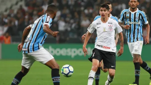 Ángelo Araos con la camiseta de Corinthians ante Gremio