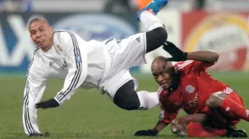 Zé Roberto jugando contra Ronaldo en Bayern Múnich