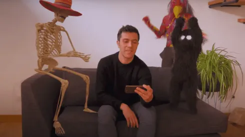 Gepe aparece junto a humanoides, calacas y fantasmas en el clip de "Confía".