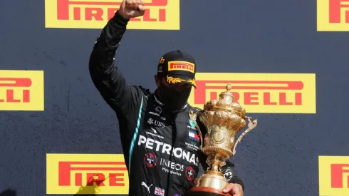 Lewis Hamilton ganó de manera increíble con una rueda menos tras un pinchazo en el último giro.