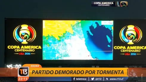 La pantalla gigante del Soldier Field de Chicago anunciaba la llegada de la tormenta que atrasó por dos horas el segundo tiempo de Chile con Colombia.