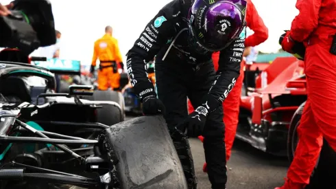 El seis veces campeón del mundo cruzó la meta primero pese a haber pinchado una de sus gomas delanteras.