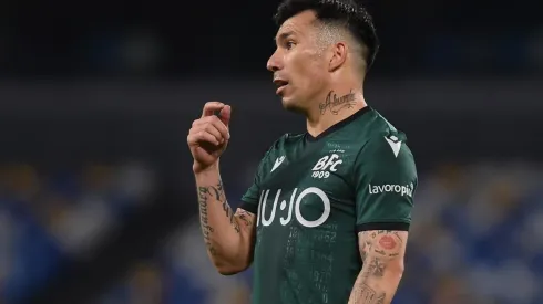 Gary Medel la rompió como central en el Bologna.