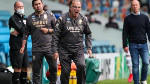 Marcelo Bielsa en la banca del Leeds United