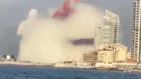 Una gran explosión cubrió de humo el puerto de Beirut
