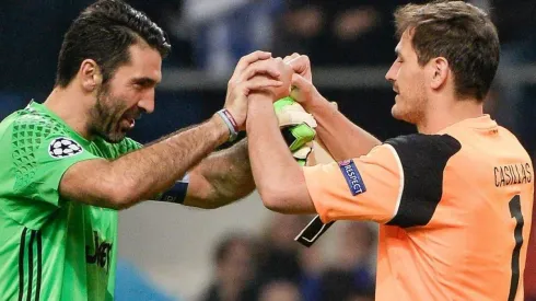 Gianluigi Buffon se saluda con Iker Casillas