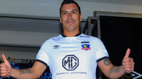 Esteban Paredes luciendo hace un año la nueva camiseta Umbro de Colo Colo, que regresó en aquella fecha. ¿Se quedan ahora?