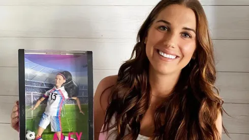Alex Morgan y su muñeca Barbie.