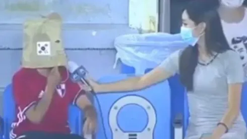 Un hincha se puso una bolsa de papel en la cabeza para ver un partido.