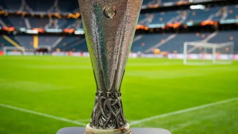 El trofeo de la Europa League. Alexis Sánchez y Charles Aránguiz lo aspiran.