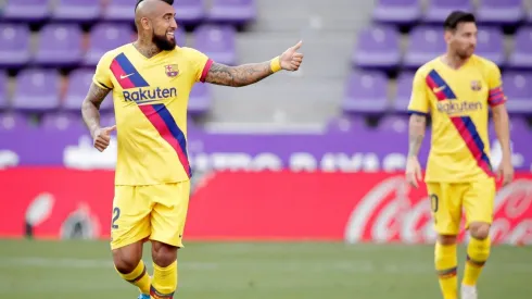 Arturo Vidal festejando uno de sus goles con el Barcelona