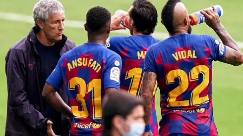 Quique Setién da instrucciones a sus jugadores