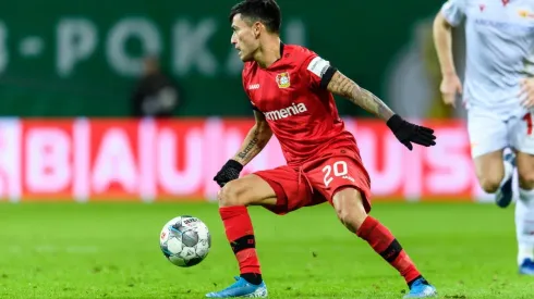 Charles Aránguiz no puede creer que se haya decretado sus suspensión para los cuartos de final de la Europa League