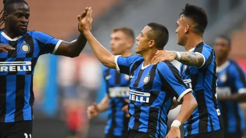 Alexis festeja junto a Lukaku y Lautaro Martínez