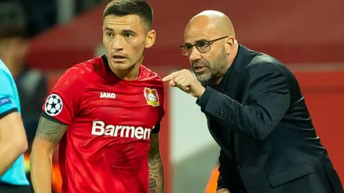 Charles Aránguiz y el DT, Peter Bosz.