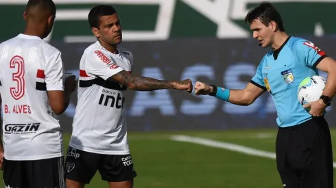 Dani Alves se retira indignado de la cancha y luego se descargaría en redes sociales.