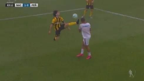 El momento de la voladora de Matías Britos sobre Mathías Suárez.