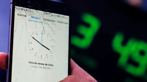 Si tu telefono sufrió un cambio de hora automático, debes retrasarlo 60 minutos.