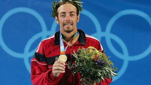 Massú y una de sus dos medallas de oro