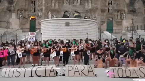 Un grupo de chilenas cantó frente a la Basílica de la Sagrada Familia contra los femicidios en nuestro país